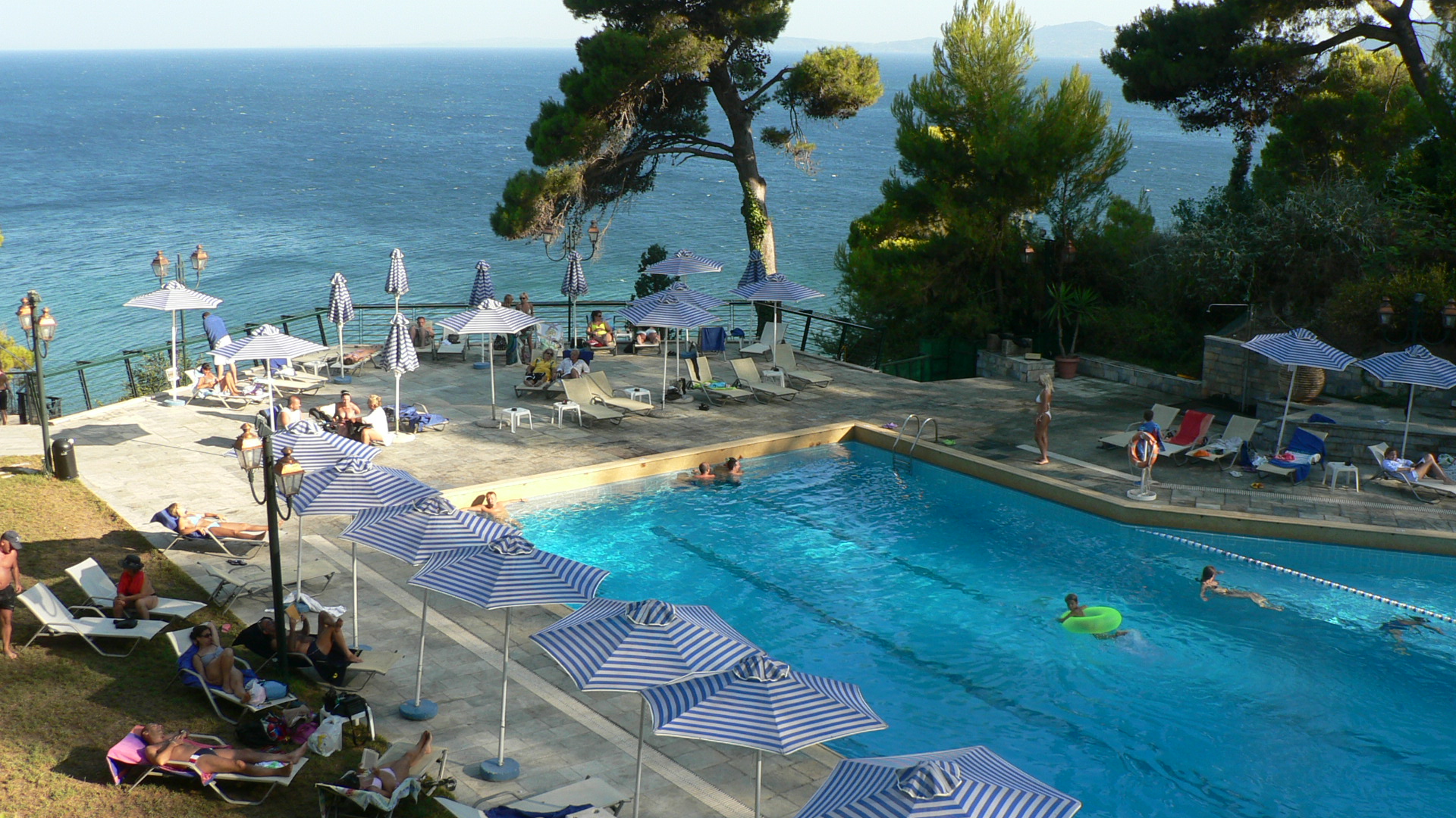 Hotel Aquis Corfu Holiday Palace - widok z hotelu na basem i w oddali na morze