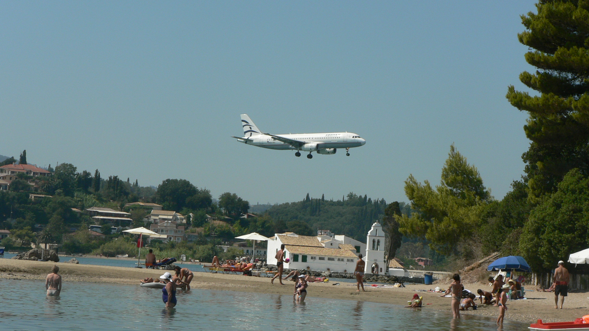 Hotel Aquis Corfu Holiday Palace - samoloty nad głowami pomost zjazd windą z hotelu nad samo morze