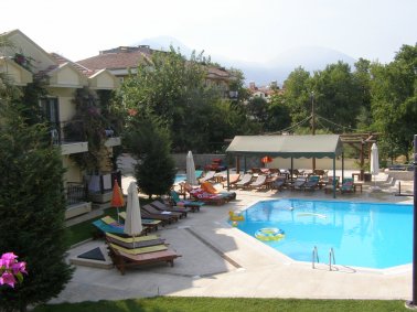 Hotel Harman - Widok z balkonu na basen i inne budynki hotelu