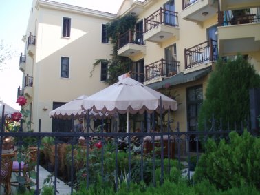 Hotel Harman - Widok od strony wejścia do hotelu- tu mozna bylo zjeśc np. śniadanie