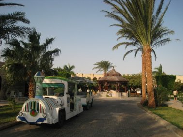 Hotel Jasmine Village - Ciuchcia na plaze