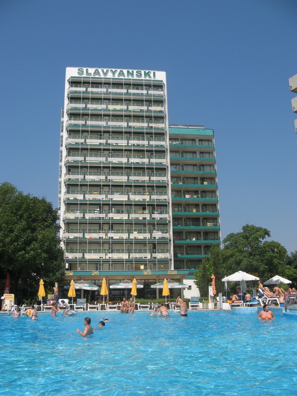 Hotel Slavyanski - Zewnętrzny wygląd hotelu z basenu
